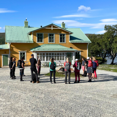 Samling utanför Näset i Fjällnäs inför dagens vandring på fjället.